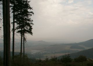 Mlhavý výhled ze stříleckého hradu